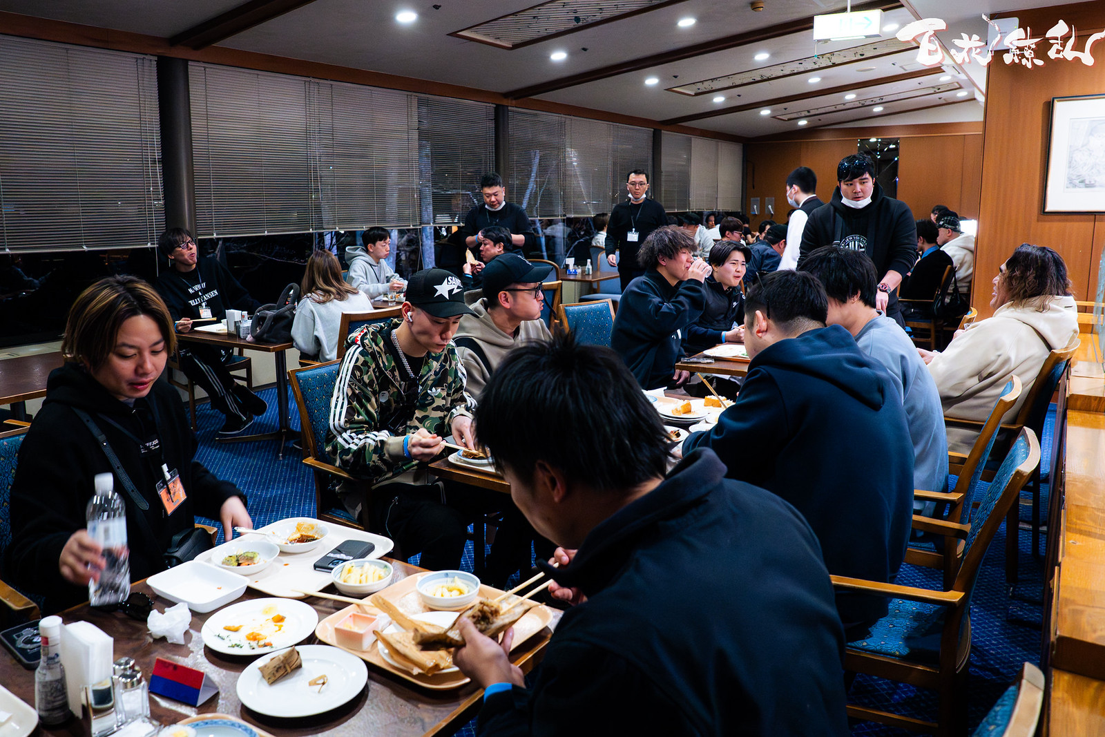 会場の食堂で食事を楽しむ百花繚乱の参加者たち